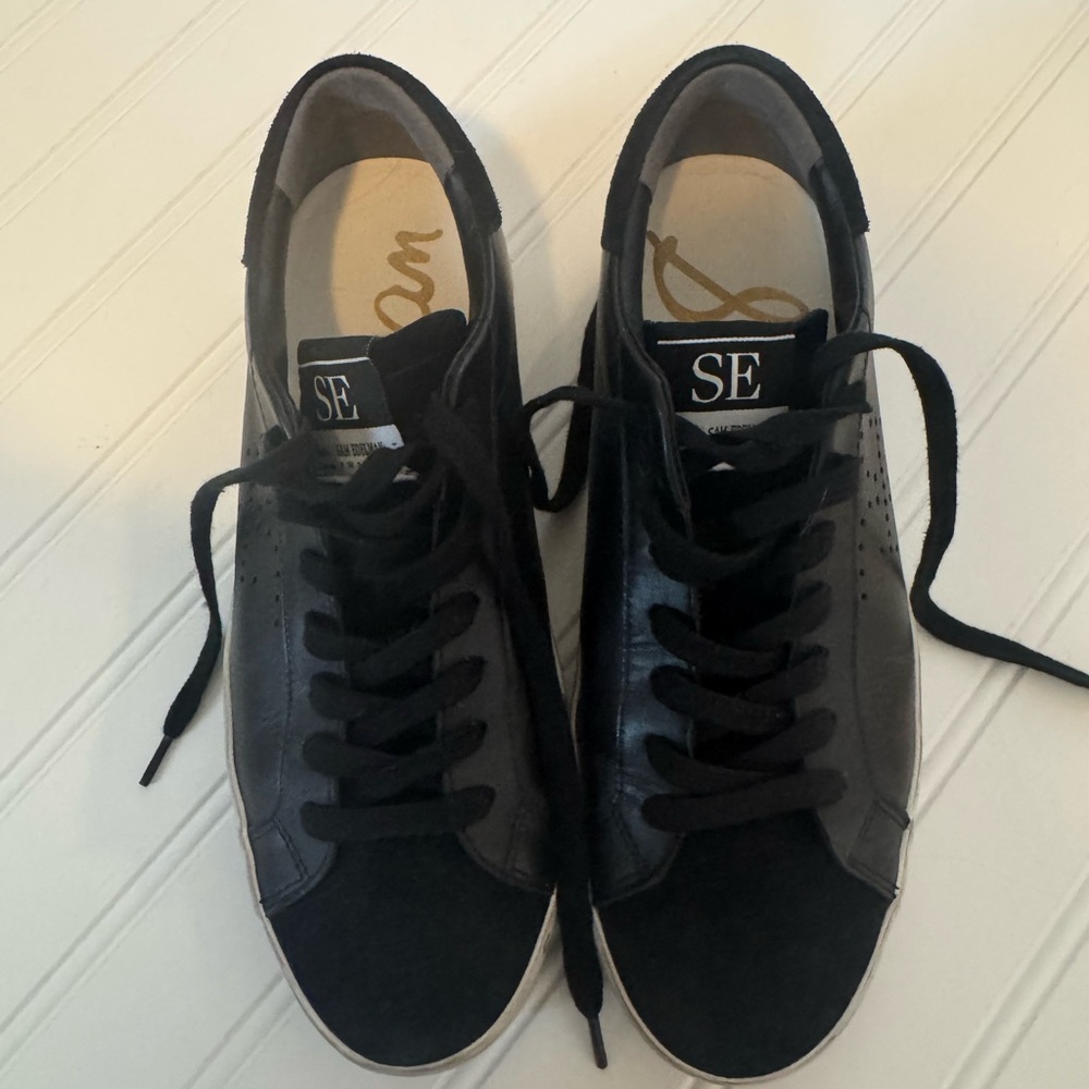 SE Black and Gray Sneakers